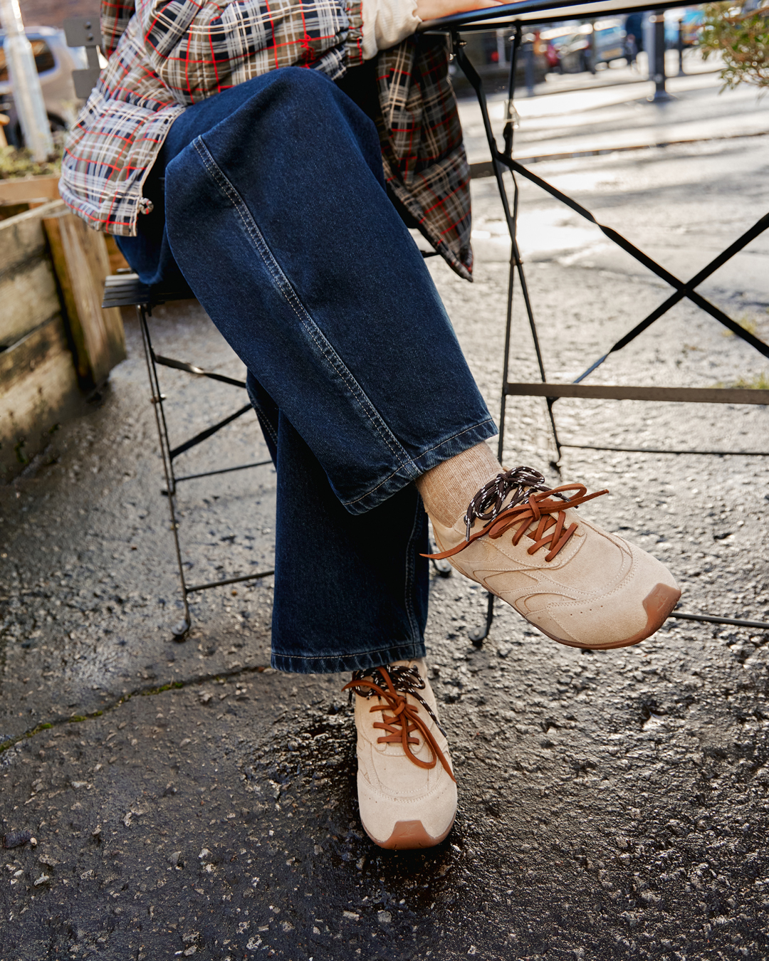 Person wearing the schuh Mindy trainer in beige with dark blue jeans.